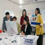 Jeunes travailleurs dans un studio