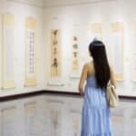 Photo d'une femme dans un musée