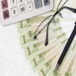 Différents billets sur une table