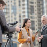 Une jeune femme interviews un homme