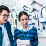 Deux scientifique dans un laboratoire