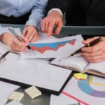 Deux homme d'affaires avec des statistiques