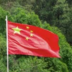 Drapeau chinois avec fond de foret