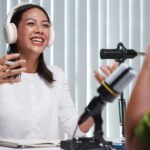 Une femme qui fait un podcast