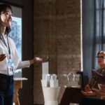 Une asiatique en pleine conférence