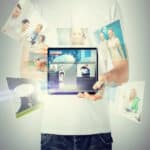 un homme qui tient une tablette