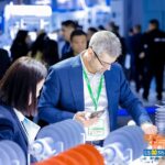 Un homme qui essaye des nouvelles technologies