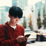 Un jeune homme en Chine qui regarde son téléphone