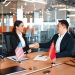 Photo d'un échange diplomatique entre plusieurs politiciens