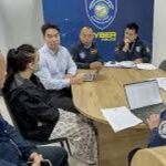 Discussion dans un bureau de police 2