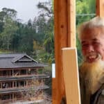 Un Asiatique qui sourit