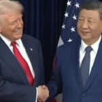 Deux présidents se serrent la main.