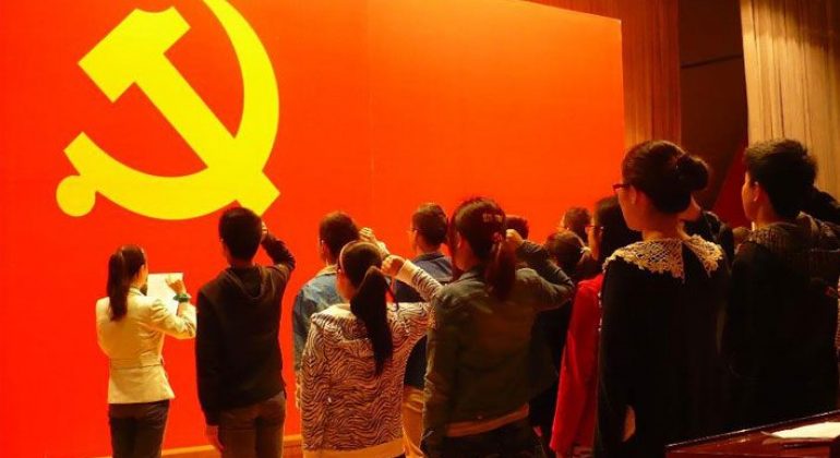 « Dalaï-lama, membre du Parti, défi »