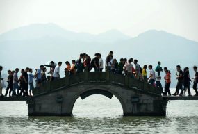 « 23 millions de tickets vendus en une seule journée, 10% de chances en moins d’entrer à l’université, 5,4 millions de cafés au Maotai, 79 325 restaurants japonais »