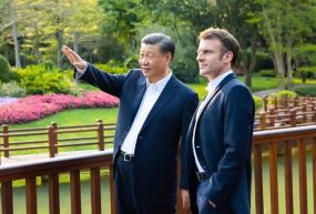 Entre Macron et Xi, l’offensive de charme